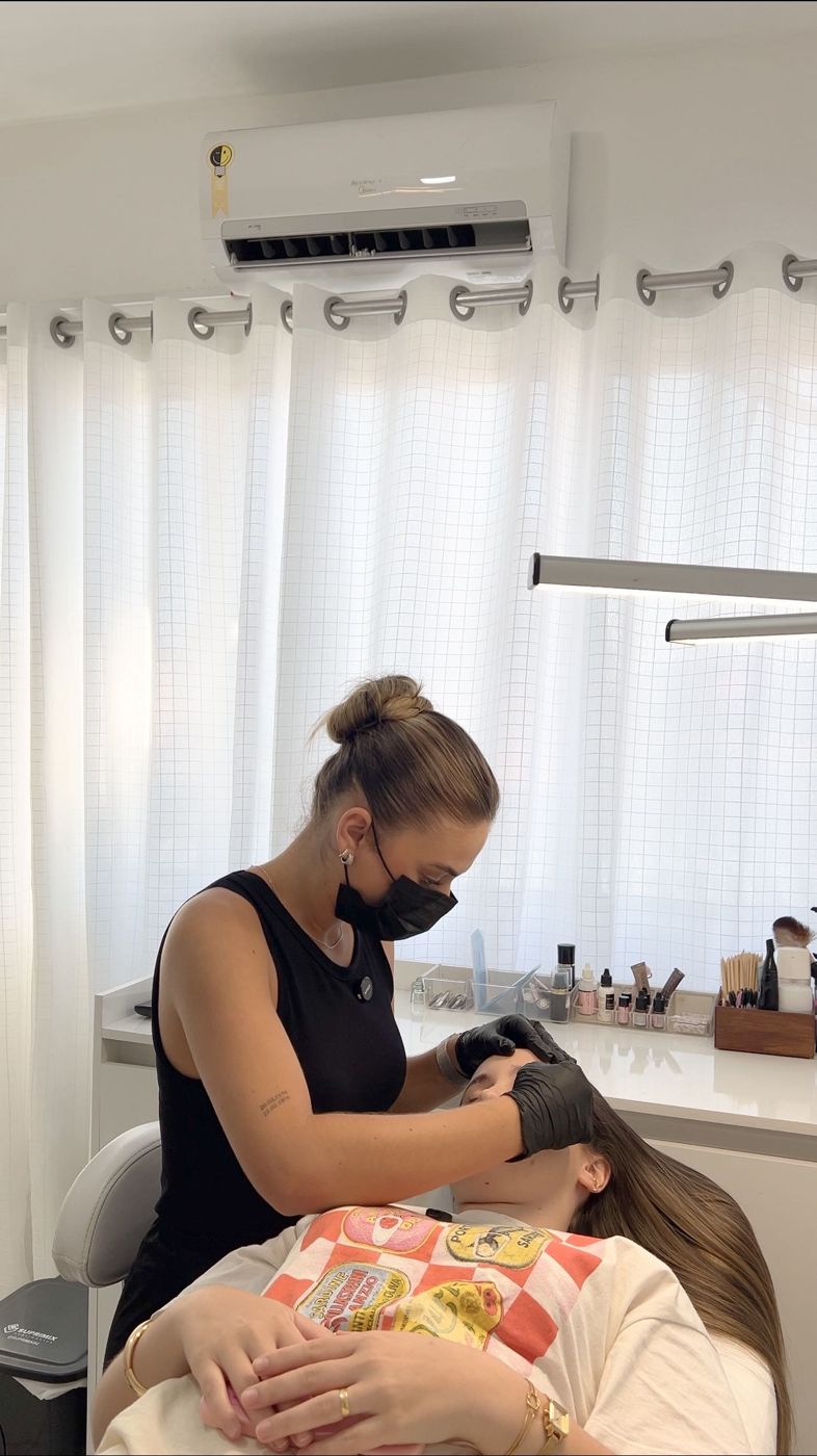 Larissa atendendo uma cliente