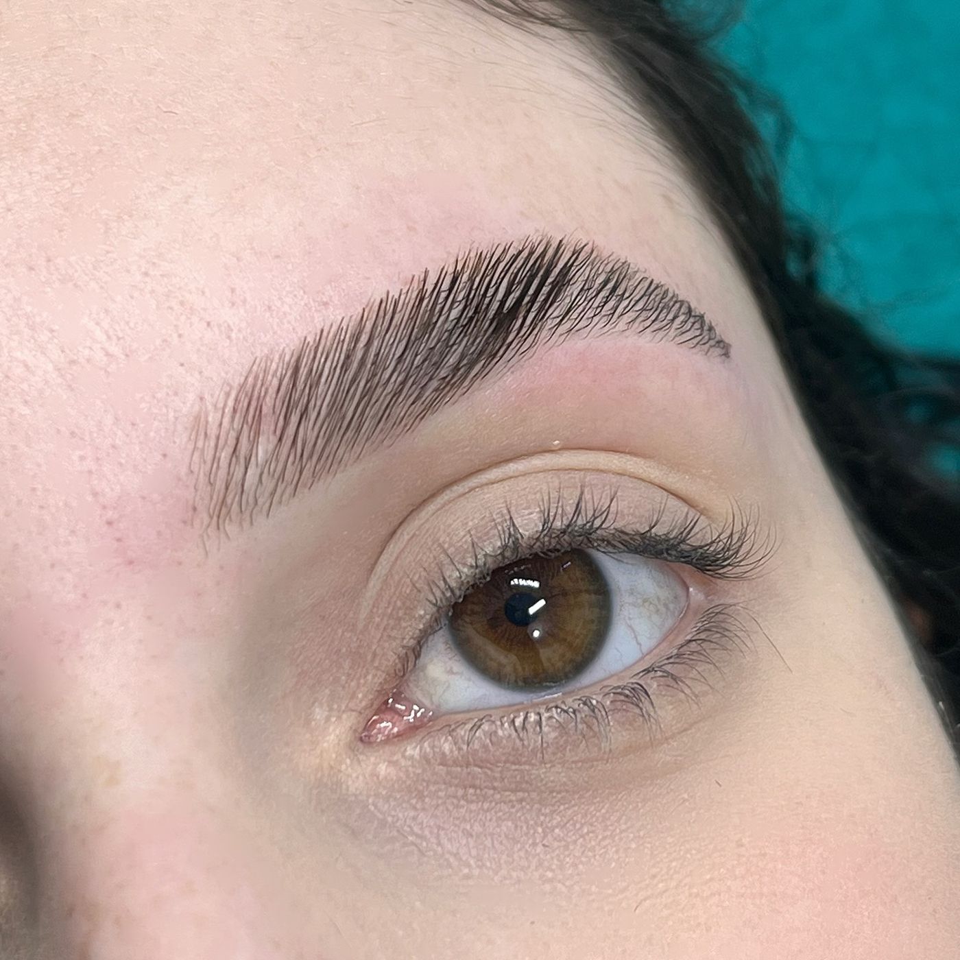 Brow lamination com fios alinhados