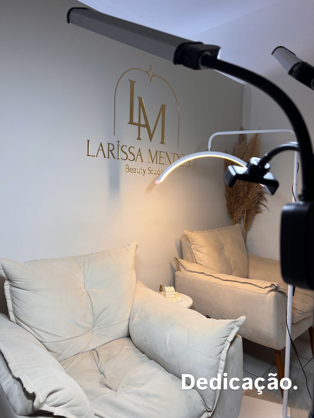 Studio Larissa Mendes com logo LM na parede