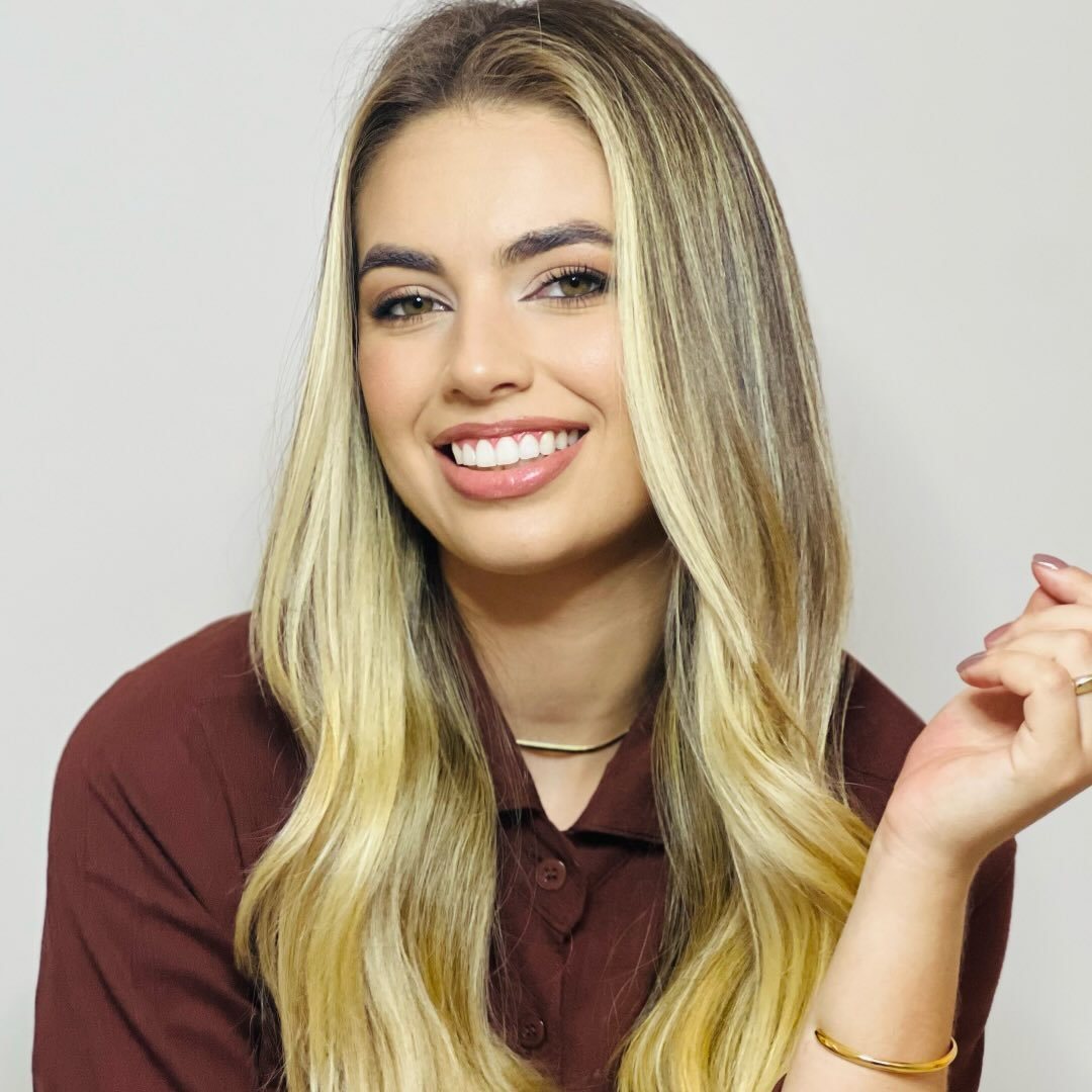 Larissa Mendes sorrindo